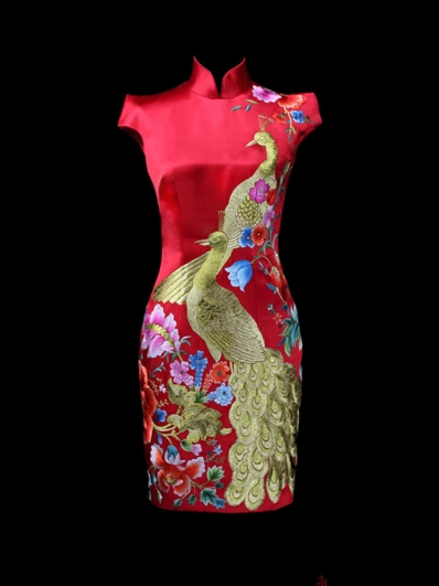 红色刺绣旗袍