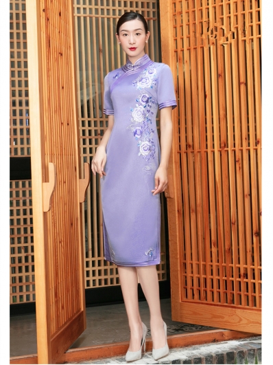 浅紫色刺绣旗袍