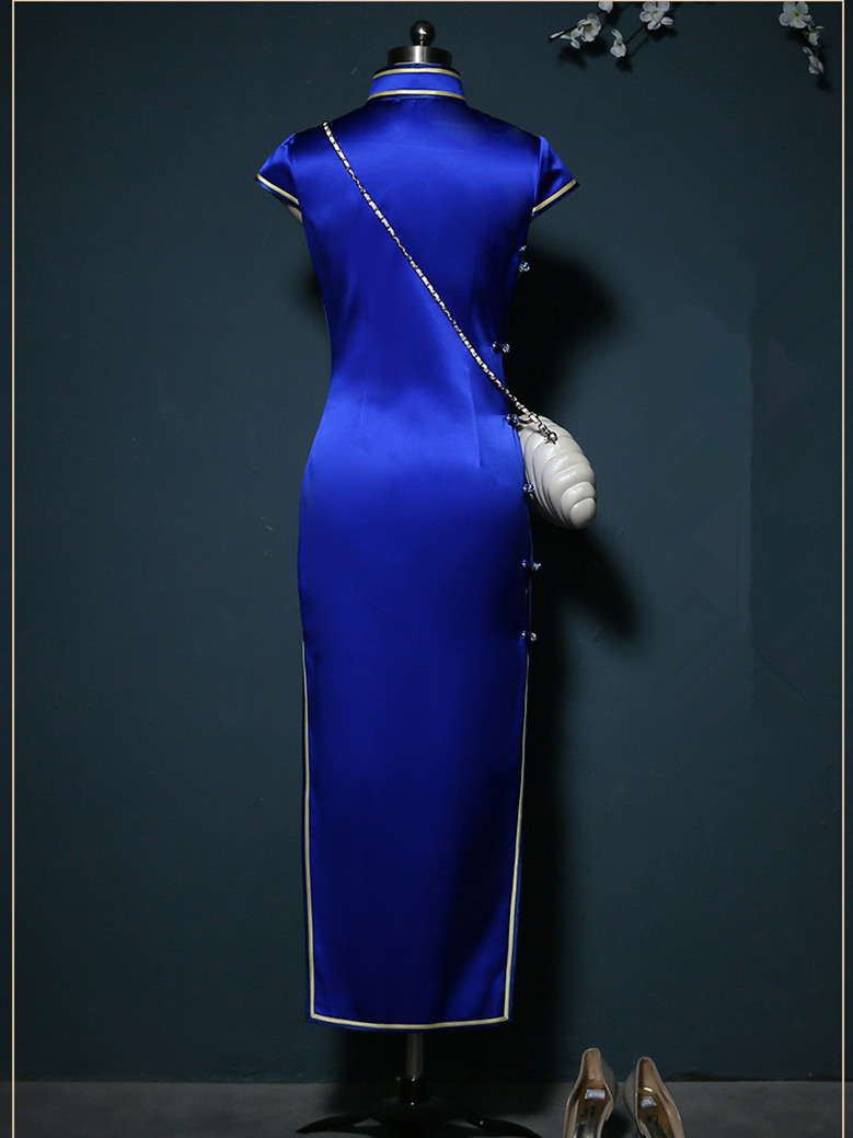 蓝色刺绣旗袍