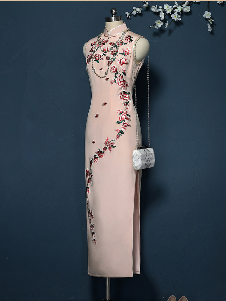 浅粉色刺绣旗袍
